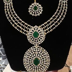 Elegant Gold and Green Necklace Set